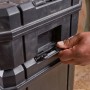 Schwarzer Stanley FatMax Tstak VI Werkzeugkoffer mit Hand am Verschluss.