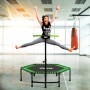 Grünes Salta Fitness Trampolin mit Griffstange (Ø 128 cm) in Nutzung.