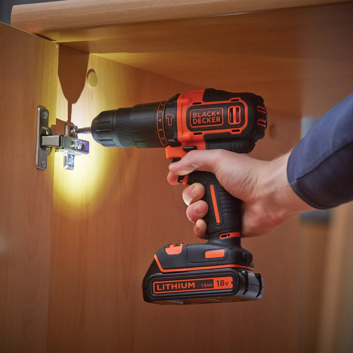 Black+Decker Akku-Schlagbohrschrauber BDCHD18S1KA beim Schrauben an einem Scharnier.