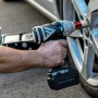 STAHLWERK Akku-Drehschlagschrauber im Einsatz beim Radwechsel am Auto.