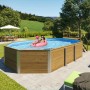 Weka Massivholzpool Sparset: Holzpool mit Leiter, Technikraum und Frau im Schwimmreifen.