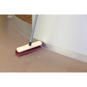 Krallenbesen Haushalt 30 cm mit gebogenen Borsten zum Reinigen eines Bodens.