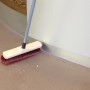 Krallenbesen Haushalt 30 cm mit gebogenen Borsten zum Reinigen eines Bodens.