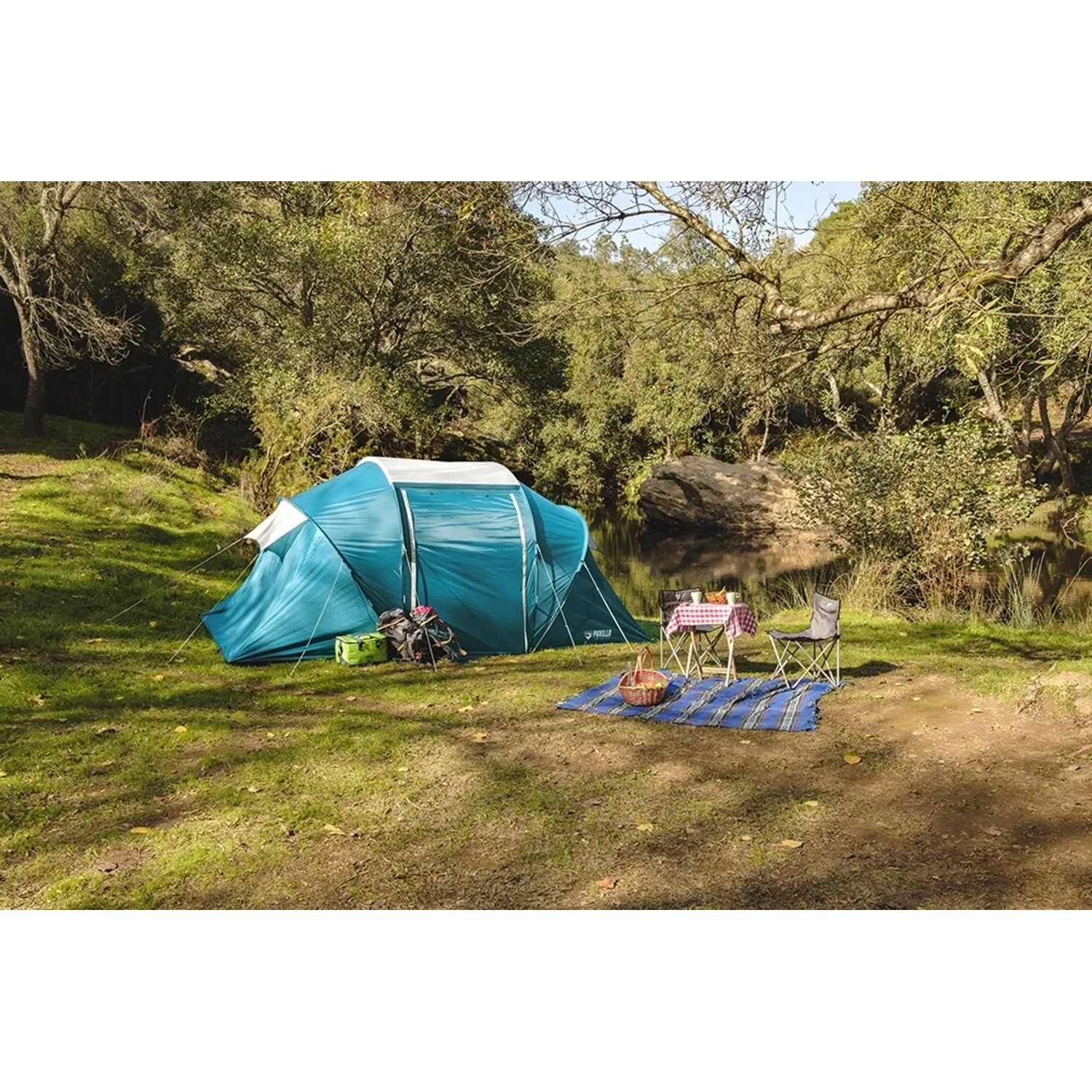 Blaues Pavillo Family Ground 4 Zelt für 4 Personen beim Camping im Grünen.