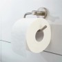 Tesa Toilettenpapierhalter Moon in Edelstahloptik mit Papierrolle an weißer Wand.