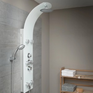 Weißes Glas Duschpaneel mit Kopf- und Handbrause sowie Massagedüsen.