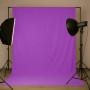 Walimex Stoffhintergrund Signalviolett 2,85x6m aus Baumwolle, glatt gespannt im Fotostudio mit zwei Studioleuchten.