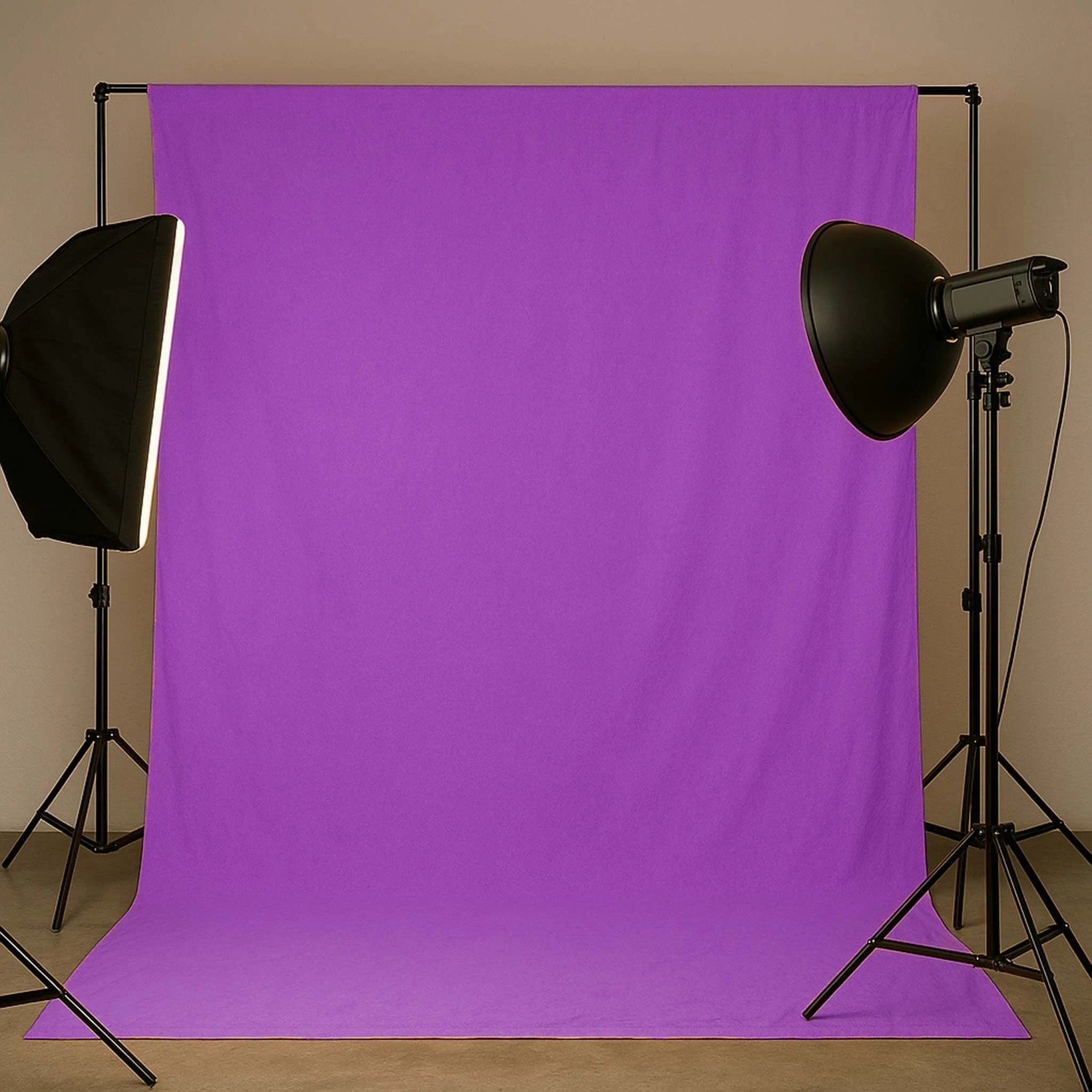 Walimex Stoffhintergrund Signalviolett 2,85x6m aus Baumwolle, glatt gespannt im Fotostudio mit zwei Studioleuchten.
