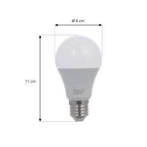 Weiße LUUMR LED E27 A60 9W Smart Lampe aus Aluminium. Leuchtmittel für smarte Beleuchtung.