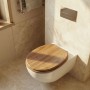 WC-Sitz mit Holzmaserung, Absenkautomatik und Metallscharnieren. Moderner Sinobath Toilettensitz im Bad.