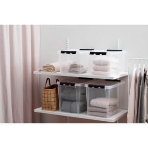 Transparente SmartStore Aufbewahrungsbox Classic 31L mit Deckel, gefüllt mit Textilien, im Regal.