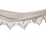 Beige Svita Luxushängematte mit dekorativem Boho Macramé Schmucksaum und Fransen. Komfortable Baumwoll-Sonnenliege.
