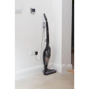 Black+Decker Akku-Stielsauger SVB620JW an Ladestation. 2in1 Handstaubsauger, kabellos, schwarz.