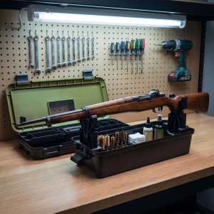 Wiltec Wartungskoffer für Waffen, dunkelgrün, geöffnet auf Holzwerkbank. Gewehr auf Halterungen, Reinigungszubehör für Waffenpflege.