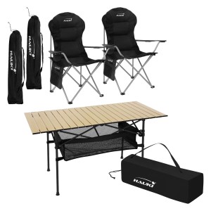 Hauki Campingmöbel Set, 3-teilig: Klapptisch beige mit 2 schwarzen Campingstühlen und Tragetaschen.