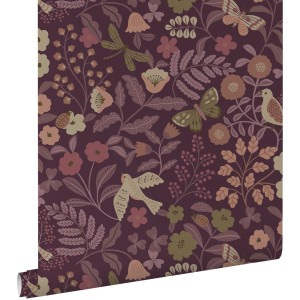 ESTAhome Vliestapete mit floralem Muster, Vögeln und Schmetterlingen auf aubergineviolettem Grund.