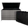 Geöffnete graue Rattan Kissenbox mit schwarzer Aufbewahrungstasche für Gartenmöbel.