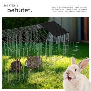 Schwarzes Tectake Freilaufgehege für Kaninchen mit Sonnenschutz im Garten.