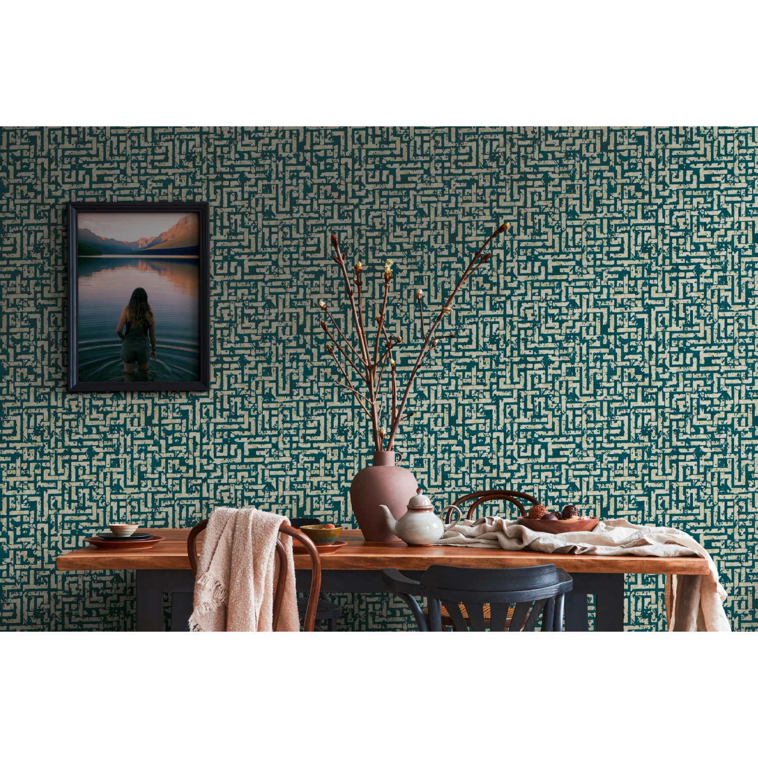 Vliestapete mit geometrischem Muster in Ozeanblau und Gold, strukturiert und glänzend.