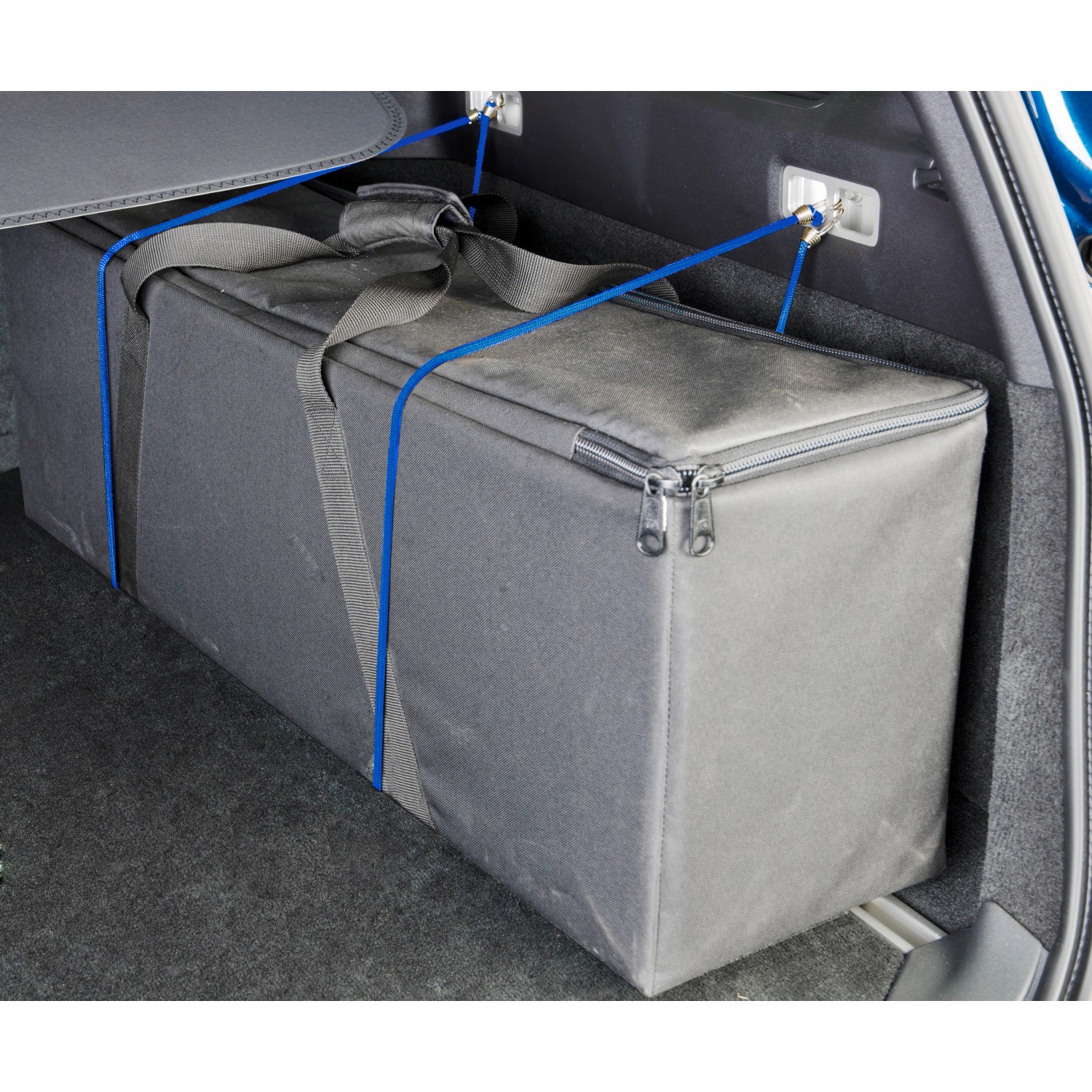 Graue Reisetasche im Kofferraum mit blauem OBI Gummi-Expander mit Karabinerhaken, 100 cm.