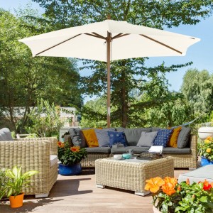 Weißer Furnicato Sonnenschirm Bambus Ø 250 cm auf Terrasse mit Gartenmöbeln.