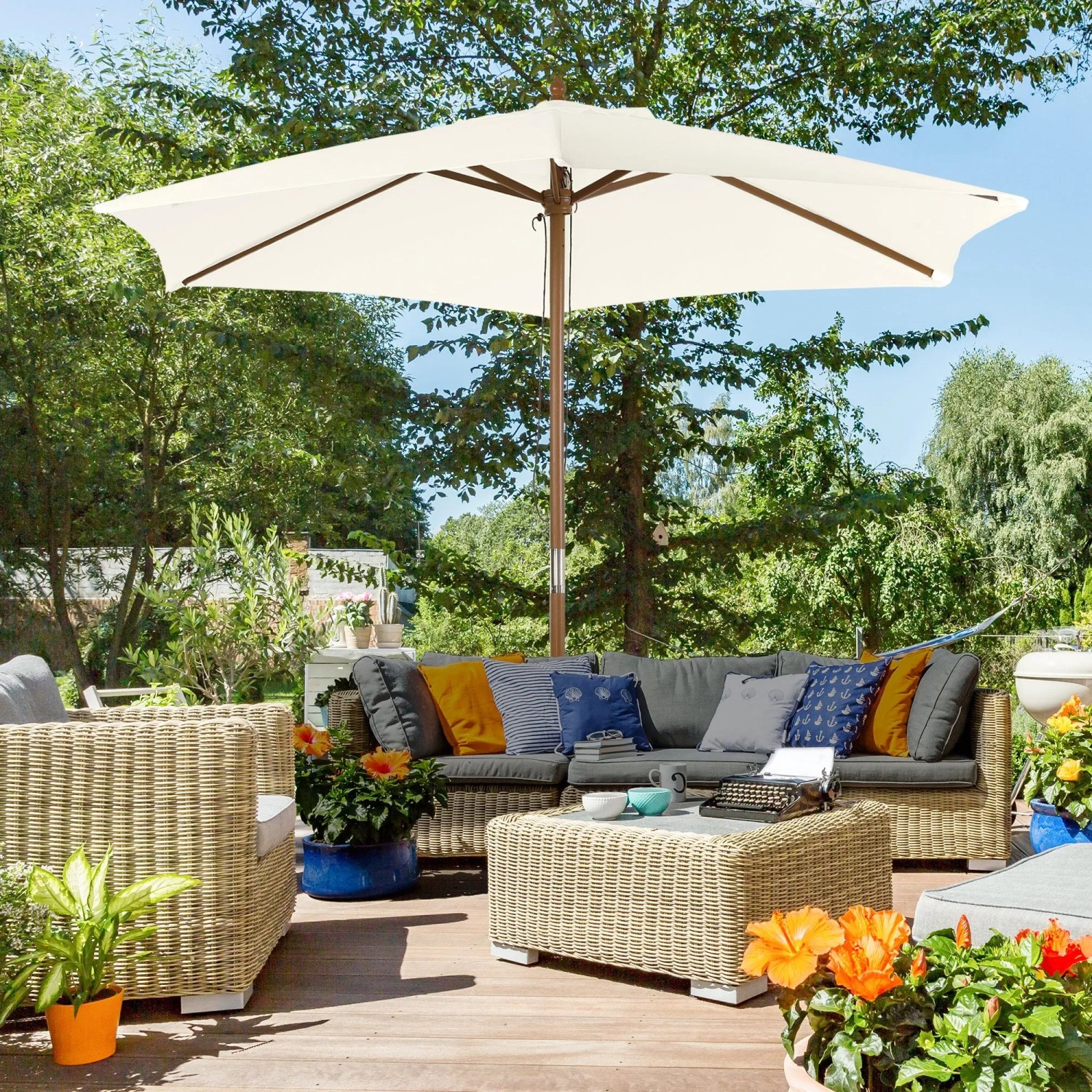 Weißer Furnicato Sonnenschirm Bambus Ø 250 cm auf Terrasse mit Gartenmöbeln.