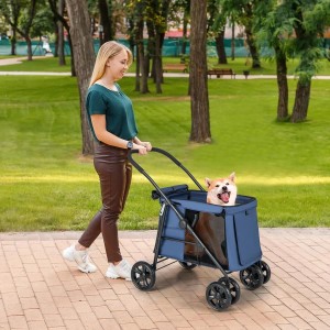 Blaue Hundebuggy mit fröhlichem Hund im Park. Frau schiebt den Hundewagen mit Netzfenstern für Transport bis 40 kg.