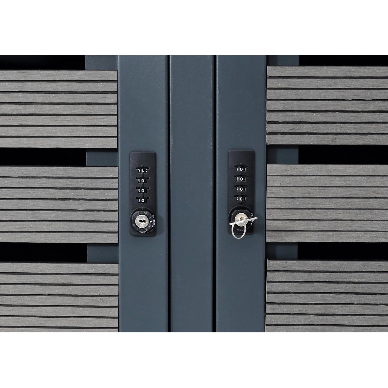 Detailaufnahme: Anthrazitfarbene MCW Mülltonnenverkleidung mit Zahlenschloss und Schlüssel.