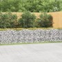 Silbernes Gabionen-Hochbeet mit Bogen, gefüllt mit Steinen, als Gartendekoration.