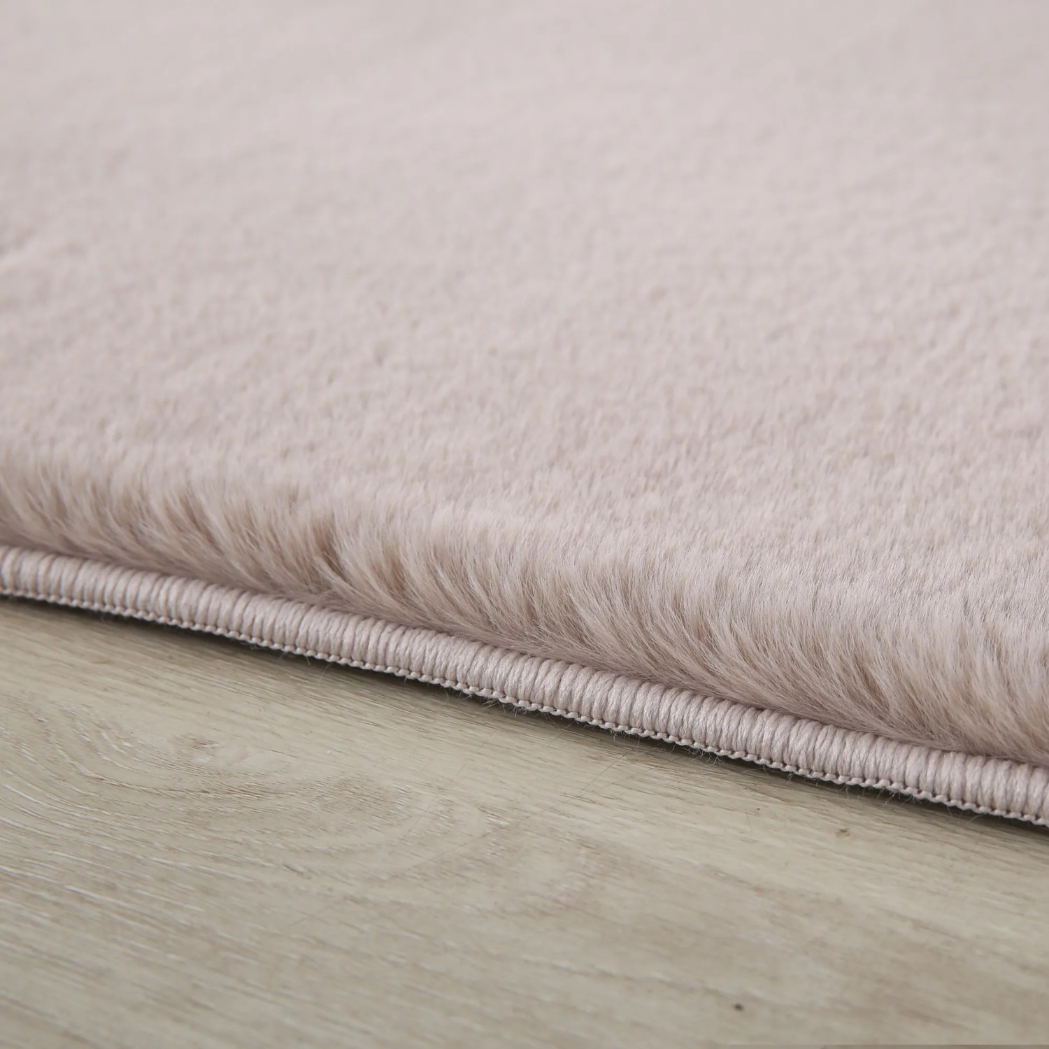 Detailaufnahme: Beiger Ayyildiz Kurzflorteppich Pouffy, weicher Flor.