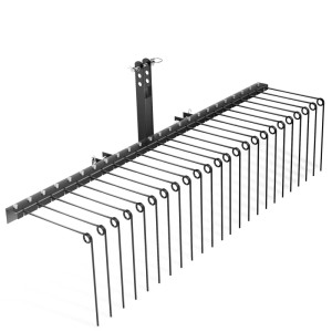 Schwarzer Wiltec Vertikutierer 183 cm für Rasentraktor. Robuster Rasenlüfter mit Federzinken zur Rasenpflege, 3-Punkt-Kupplung.