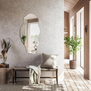 Unförmiger Wallfluent Wandspiegel 45x90 cm in organischem Design über einer Holzbank im modernen Wohnzimmer.