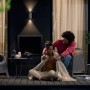 Szene mit Philips Buxus LED-Außenwandleuchte, die warmes Licht spendet.