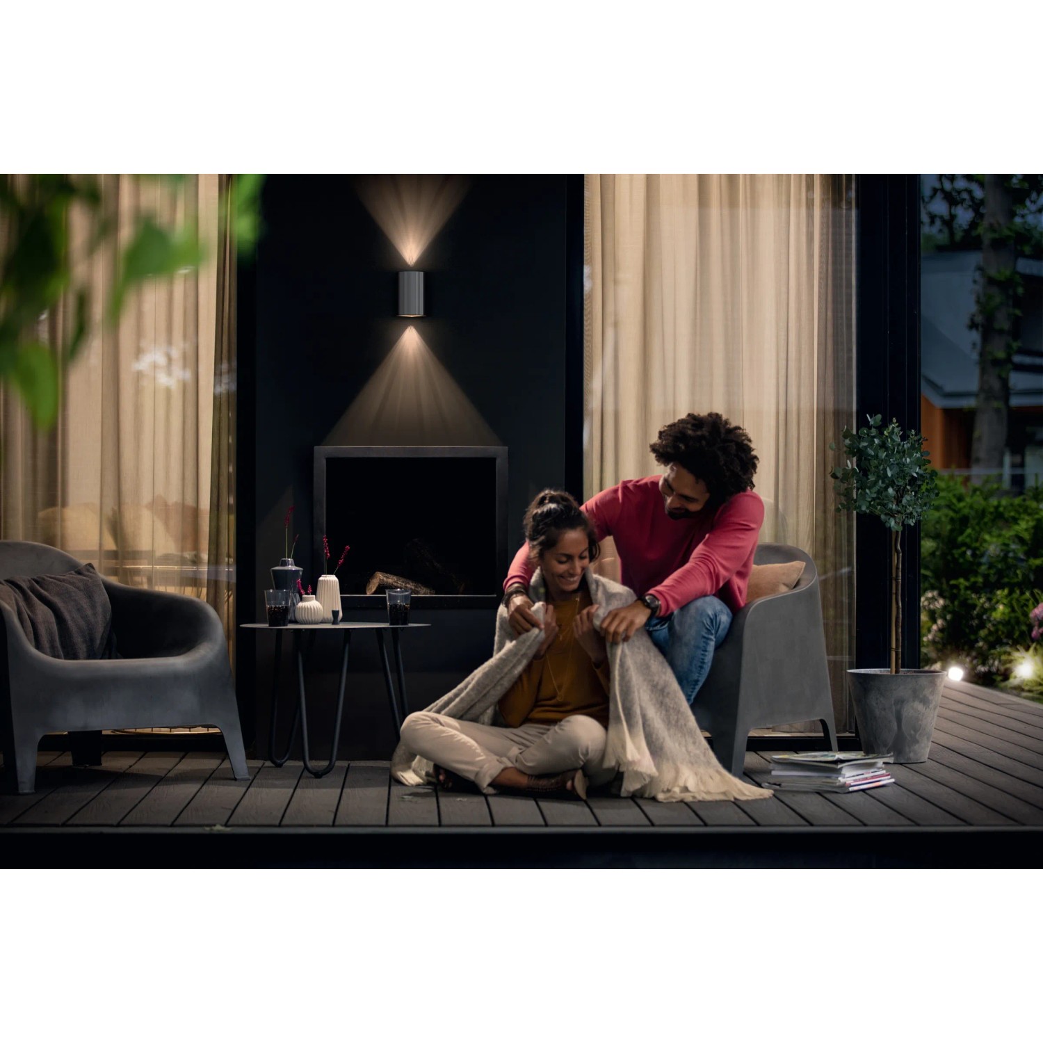 Szene mit Philips Buxus LED-Außenwandleuchte, die warmes Licht spendet.