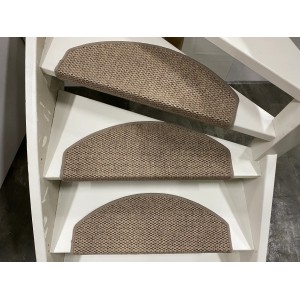 Beige Stufenmatten Natura 65x28 cm auf einer Treppe. Schutz und Sicherheit für Ihr Zuhause.