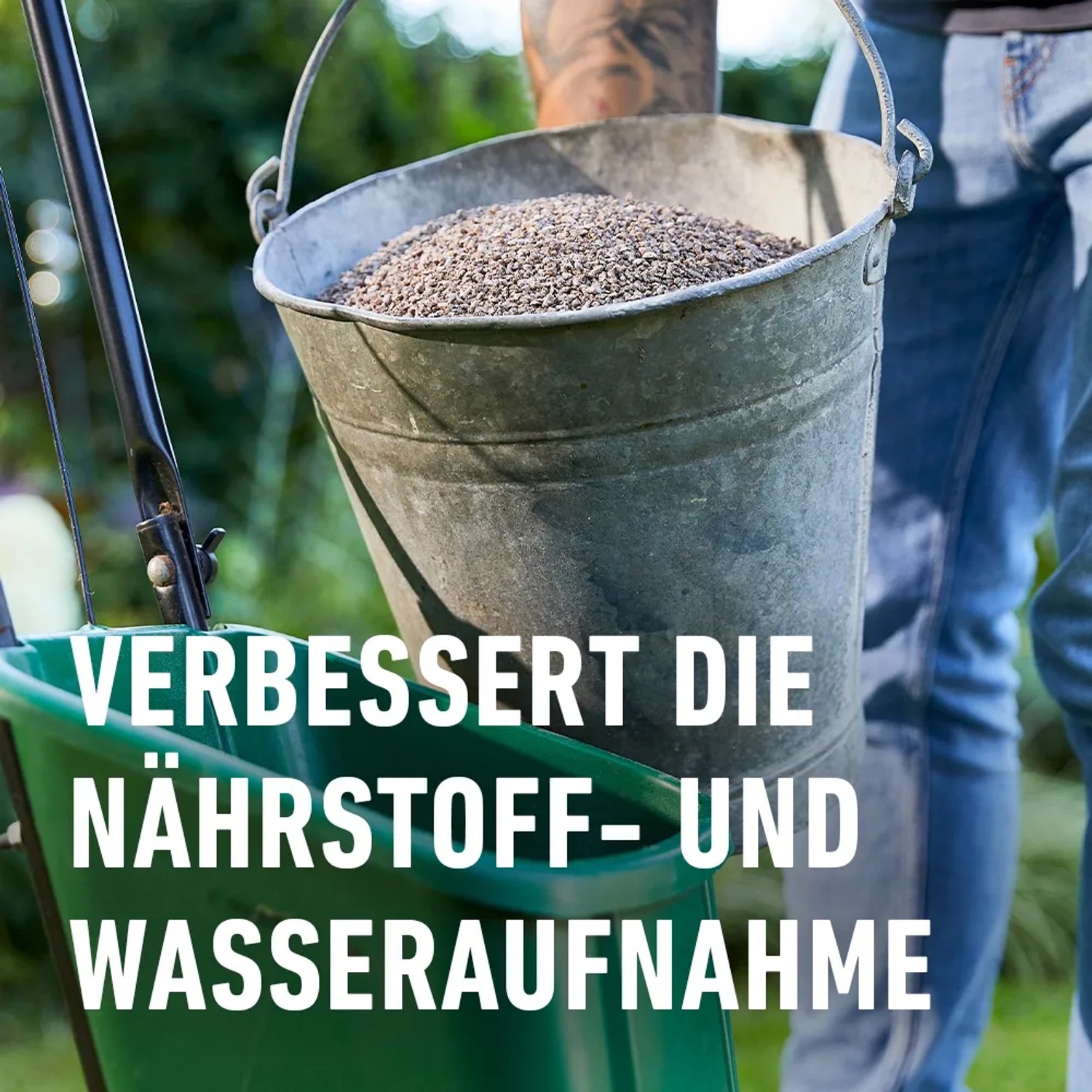 Eimer mit Compo Rasendünger Turbo neben einem Düngerstreuer. Organisch-mineralischer Rasendünger.