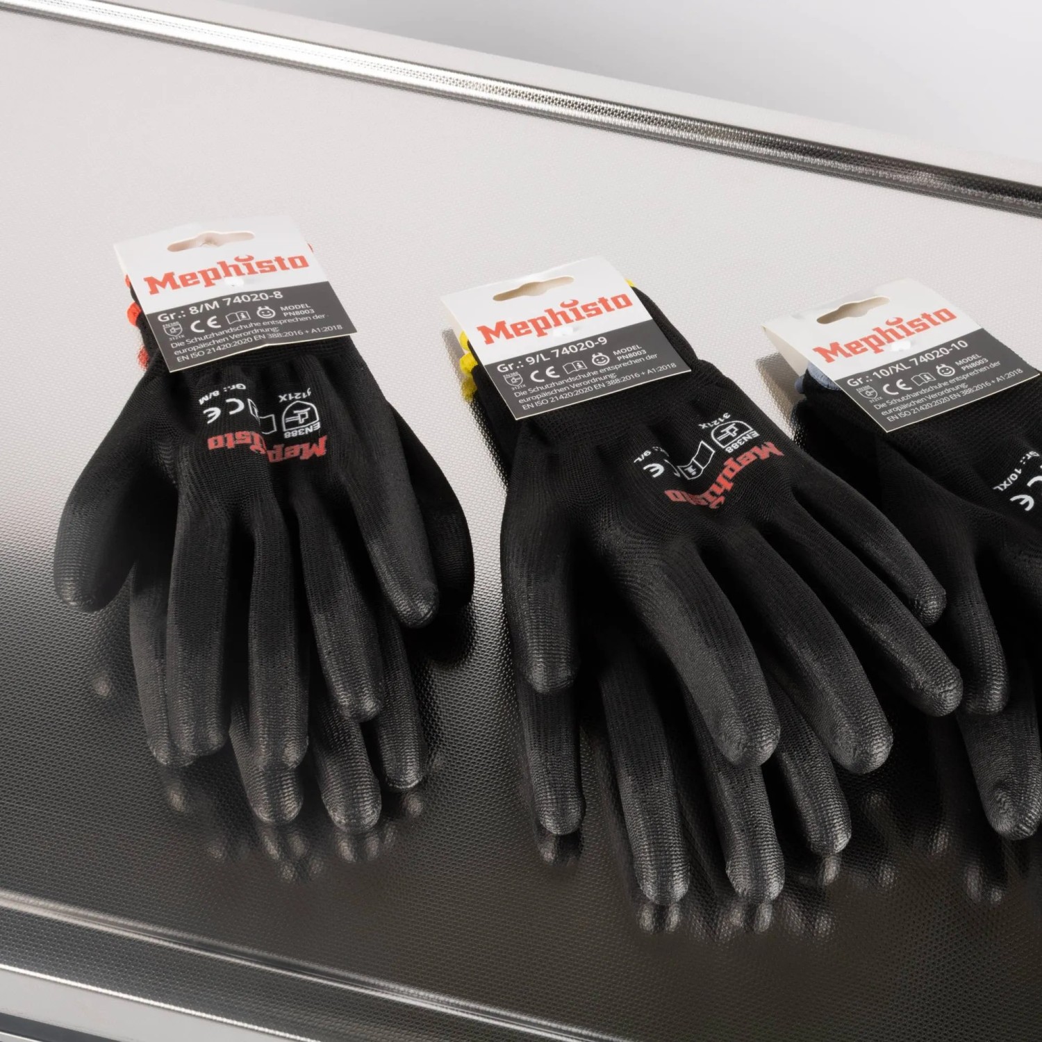 Mephisto Arbeitshandschuhe, verschiedene Größen, Teil des Werkzeugwagen-Sets.