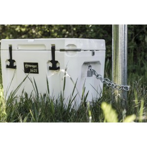 Petromax Kühlbox mit Schlosshalterung und Kette gesichert.