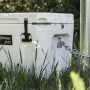 Petromax Kühlbox mit Schlosshalterung und Kette gesichert.