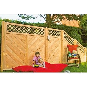 T&J Sichtschutzzaun Classico Douglasie mit Rankgitter, 180x180cm, im Garten mit spielenden Kindern.