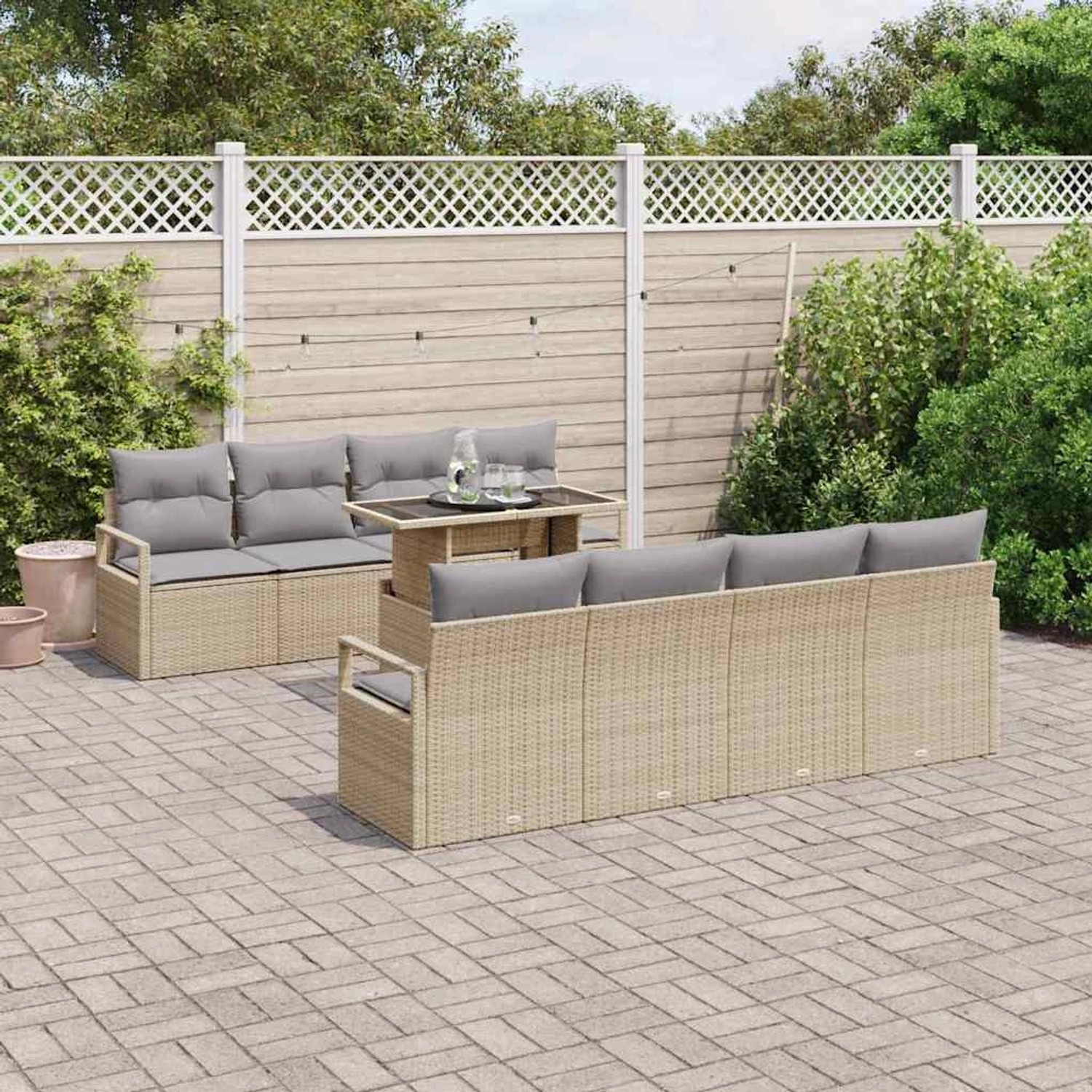 Beiges 9-teiliges vidaXL Garten-Sofa-Set aus Poly Rattan mit Tisch und grauen Kissen.