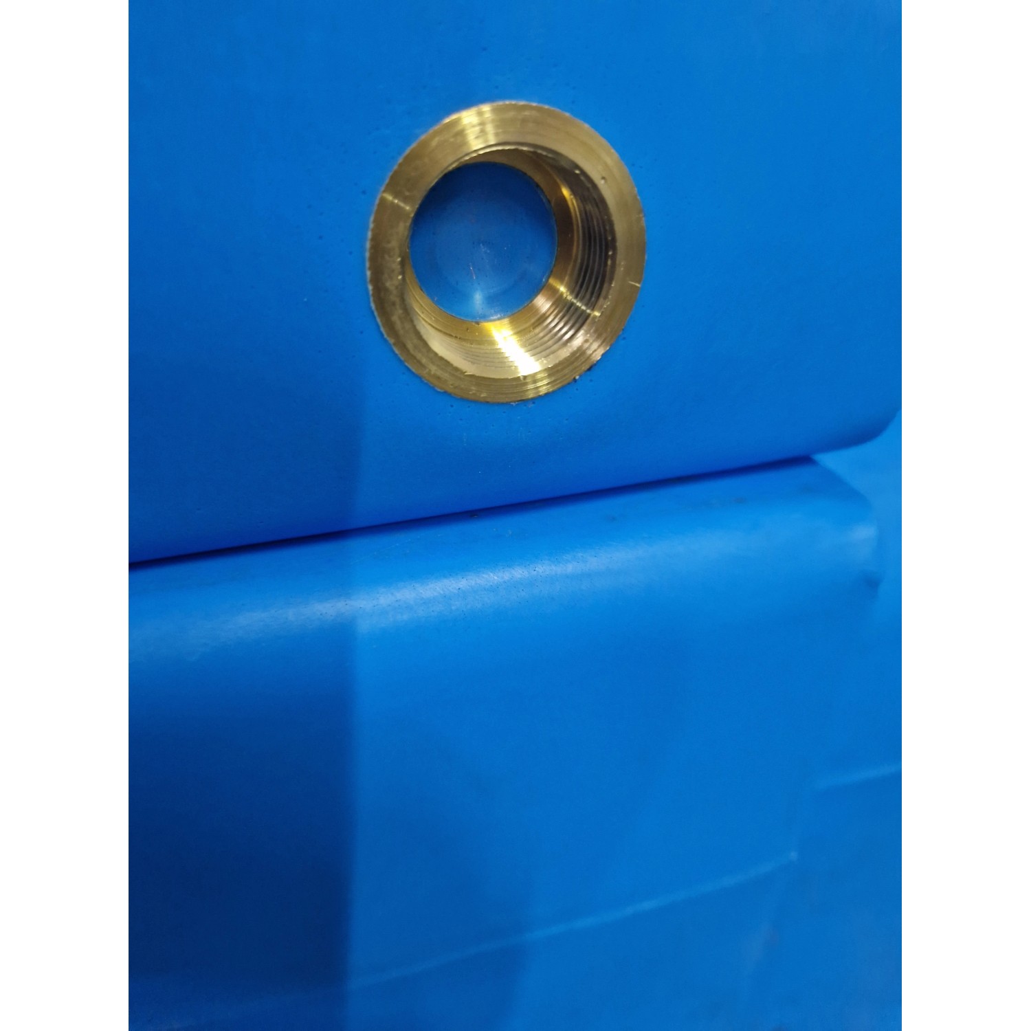 Blauer KMND 500L Trinkwasser Wassertank mit ¾ Zoll Messing-Innengewinde-Anschluss.
