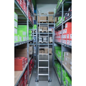 Fahrbare PROREGAL Stufen-Regalleiter mit 11 Stufen für Doppelregale im Lager.