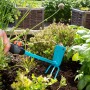 Gardena combisystem Kleinhäckchen im Einsatz: Boden lockern und Unkraut jäten.