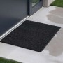 Anthrazitfarbene Primaflor Spaghettimatte Lorenzo 90x120 cm vor einer Tür.