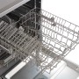 Innenraum des Respekta Unterbau-Geschirrspülers Bena 60 cm Silber mit herausgezogenem Korb.
