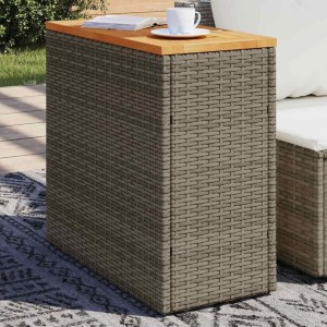 Grauer vidaXL Garten-Beistelltisch aus Rattan mit Holzplatte, 58x27,5x55 cm.