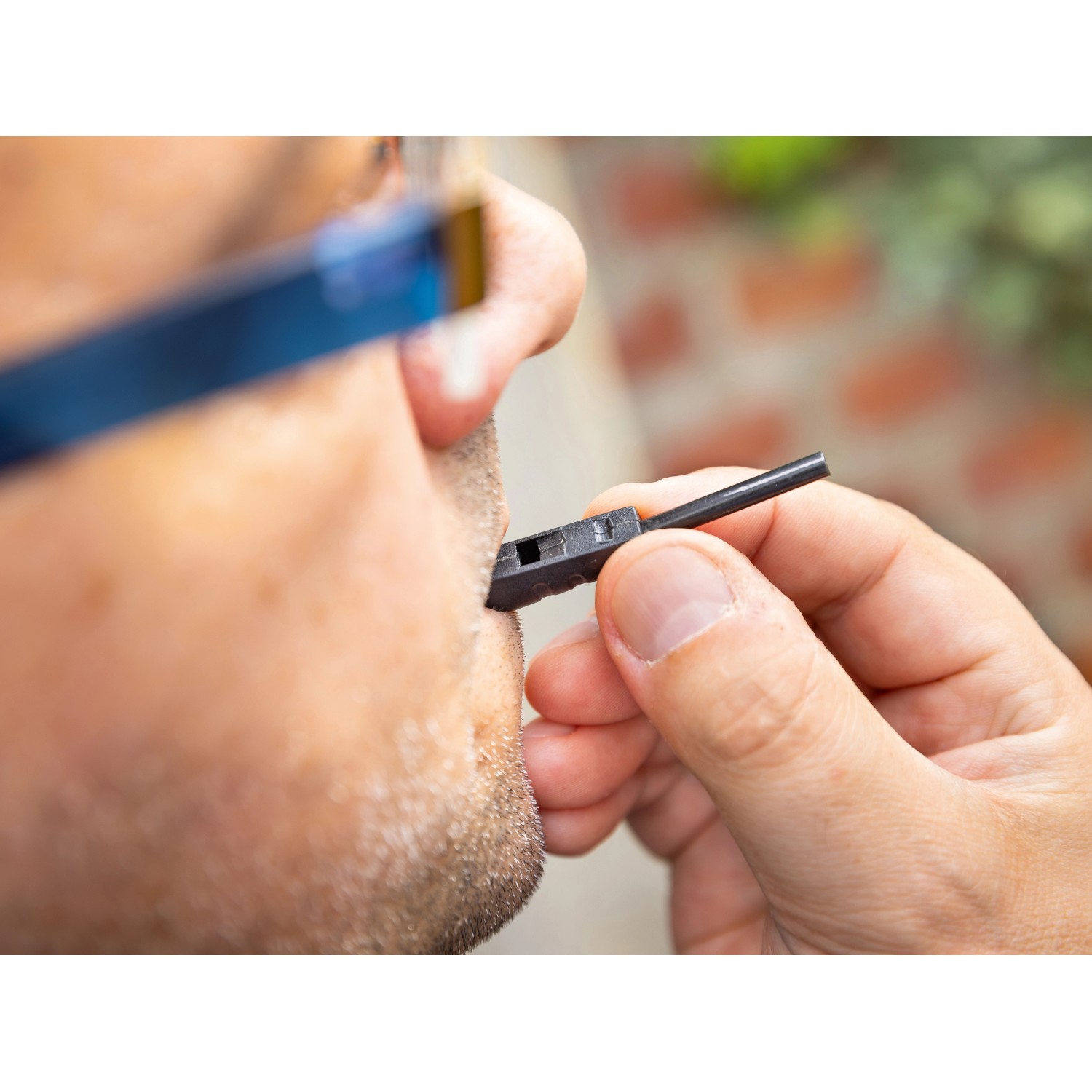 Mann benutzt LUX Multi-Tool Axt Zange. Vielseitiges Werkzeug für Handwerker und Outdoor-Aktivitäten.