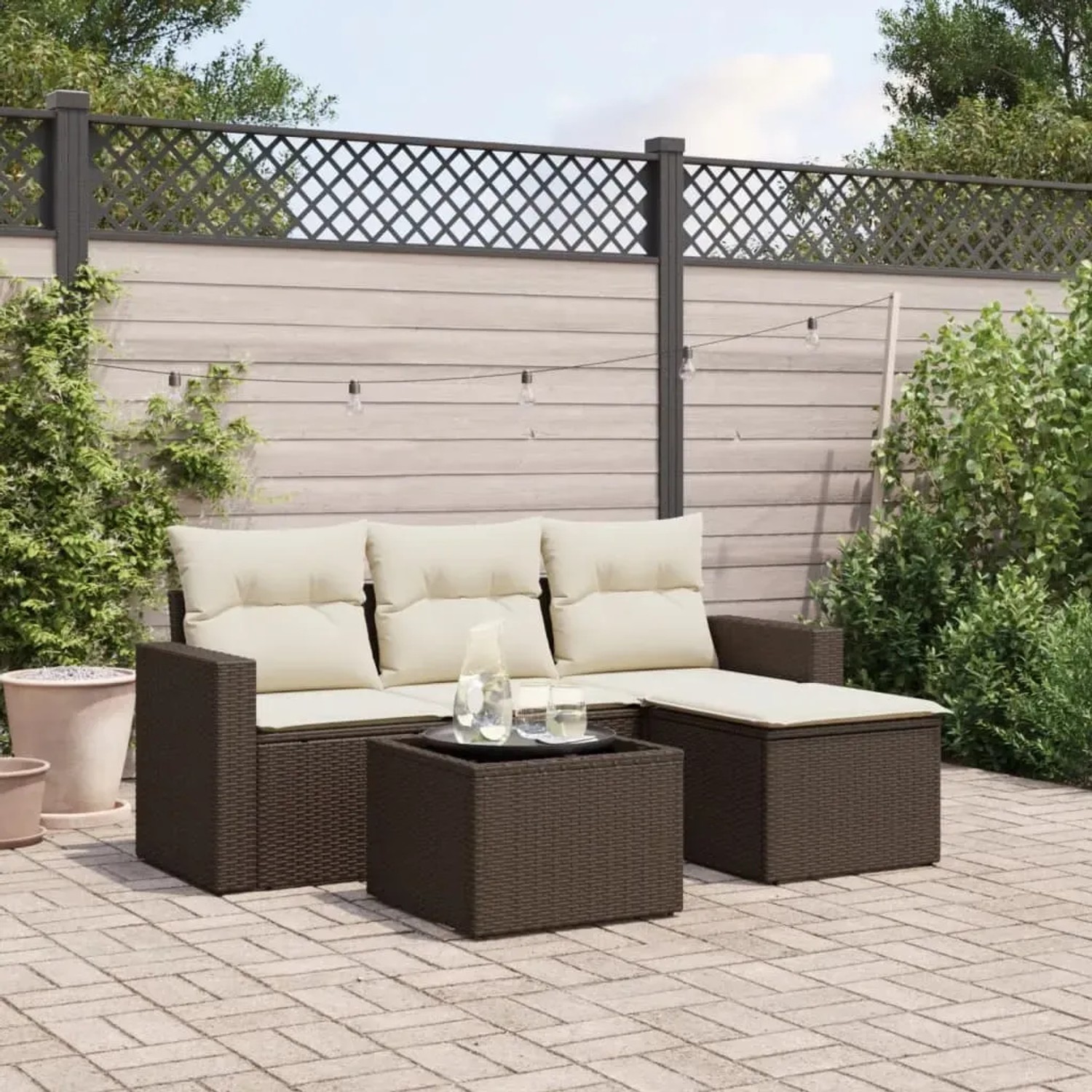 Braune 5-tlg. vidaXL Garten-Sofagarnitur aus Poly Rattan mit cremefarbenen Kissen und Tisch.