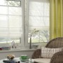 Gardinia EasyFix Raffrollo, 50x140 cm, weiß, am Fenster mit Deko und Sessel.